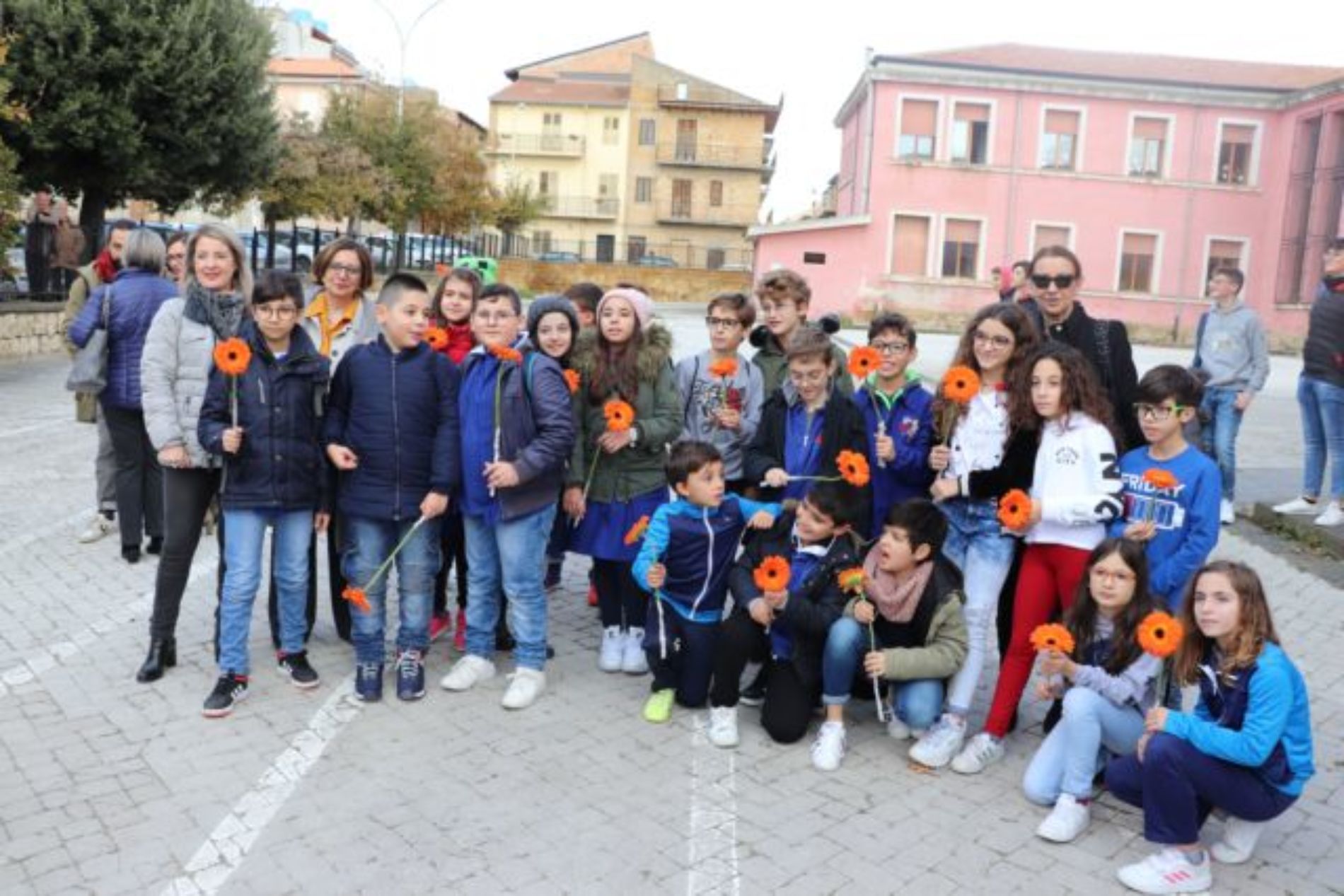 BARRAFRANCA.  Le scuole cittadine e numerose autorità per “Orange The Word. Un fiore arancione contro la violenza di genere”. 