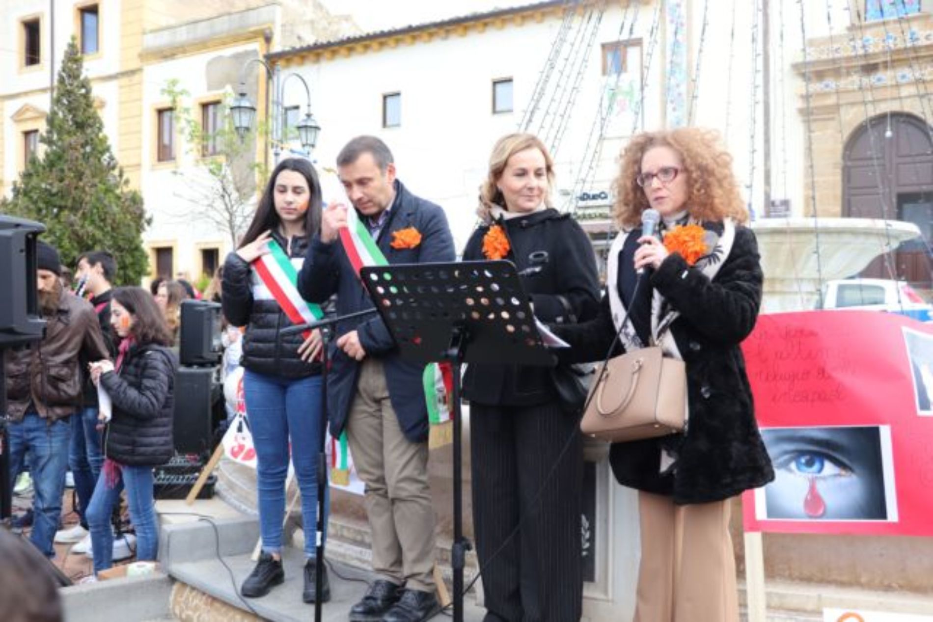 BARRAFRANCA.  Le scuole cittadine e numerose autorità per “Orange The Word. Un fiore arancione contro la violenza di genere”. 