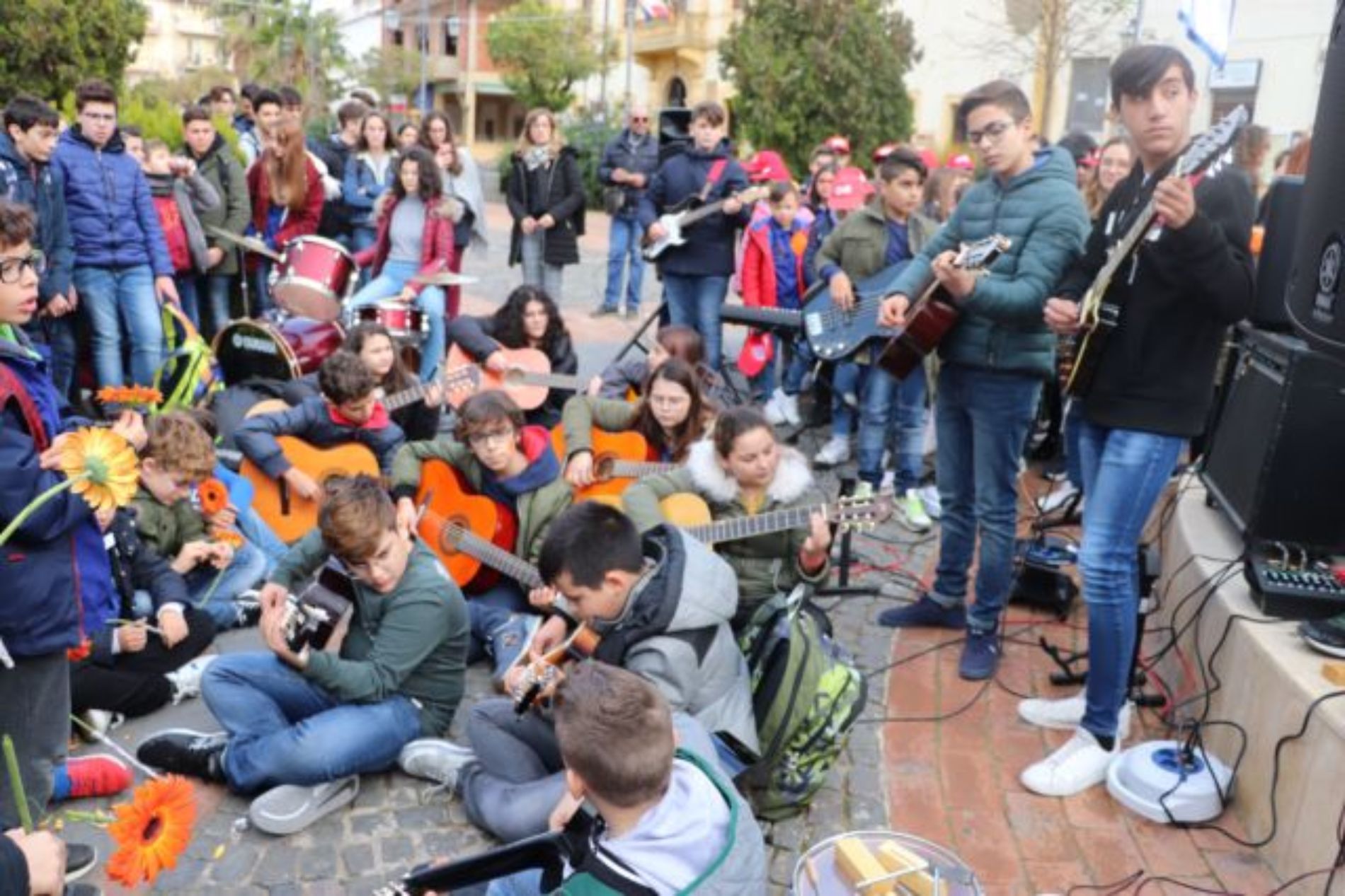 BARRAFRANCA.  Le scuole cittadine e numerose autorità per “Orange The Word. Un fiore arancione contro la violenza di genere”. 