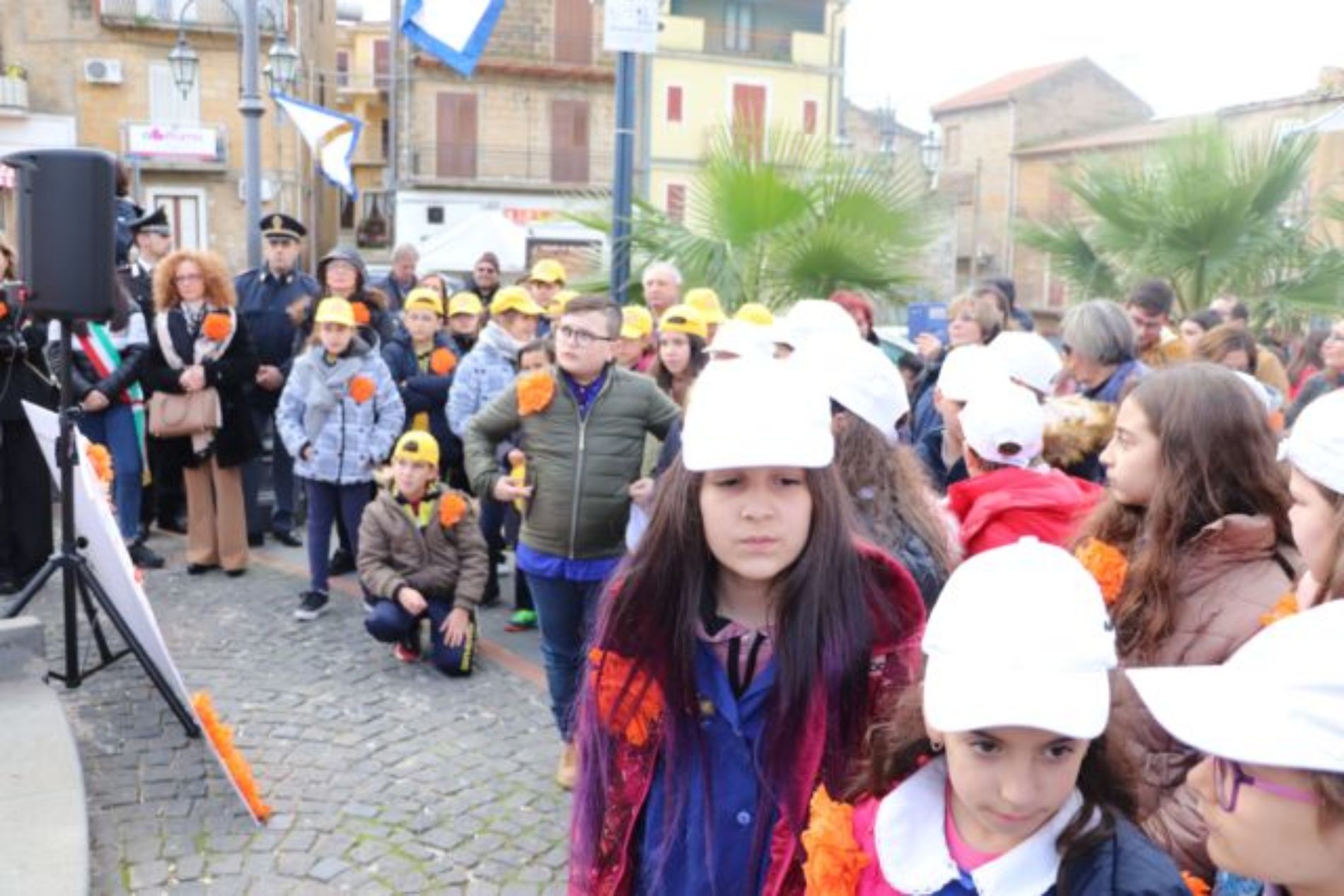 BARRAFRANCA.  Le scuole cittadine e numerose autorità per “Orange The Word. Un fiore arancione contro la violenza di genere”. 