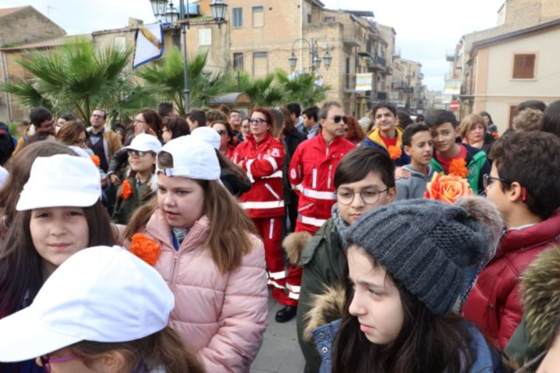 BARRAFRANCA.  Le scuole cittadine e numerose autorità per “Orange The Word. Un fiore arancione contro la violenza di genere”. 