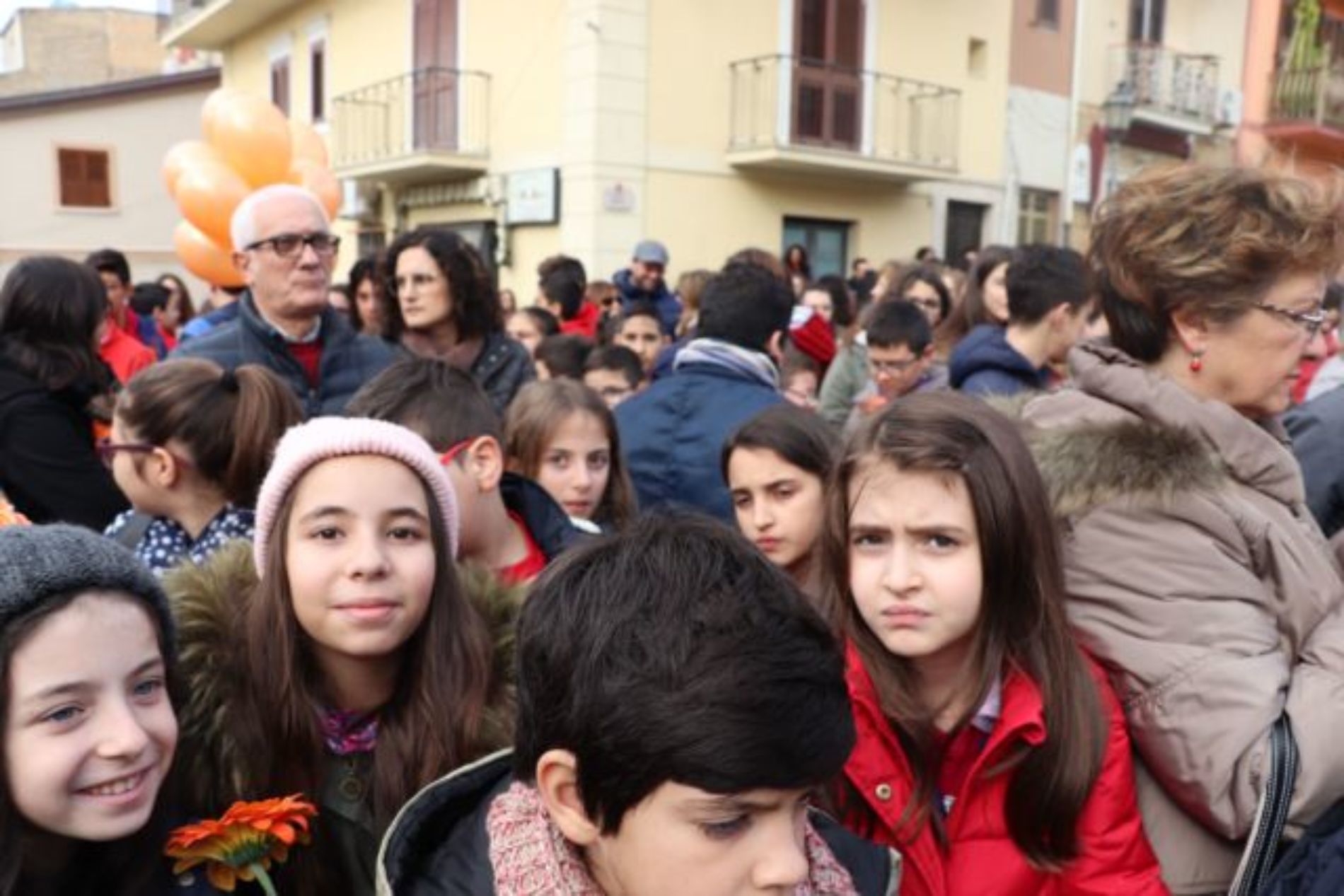 BARRAFRANCA.  Le scuole cittadine e numerose autorità per “Orange The Word. Un fiore arancione contro la violenza di genere”. 