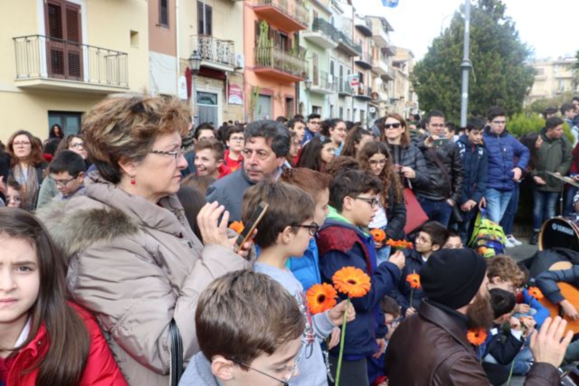 BARRAFRANCA.  Le scuole cittadine e numerose autorità per “Orange The Word. Un fiore arancione contro la violenza di genere”. 