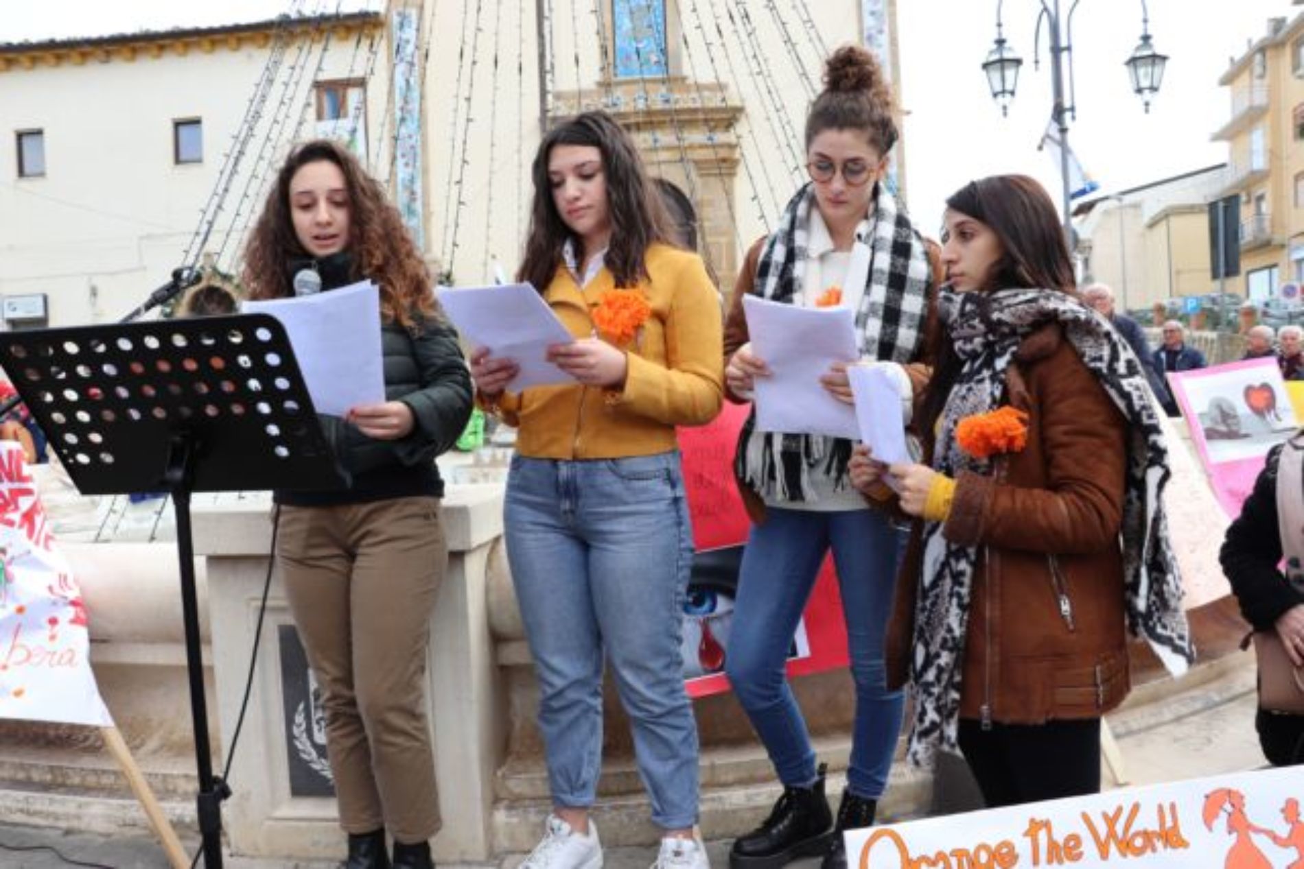 BARRAFRANCA.  Le scuole cittadine e numerose autorità per “Orange The Word. Un fiore arancione contro la violenza di genere”. 