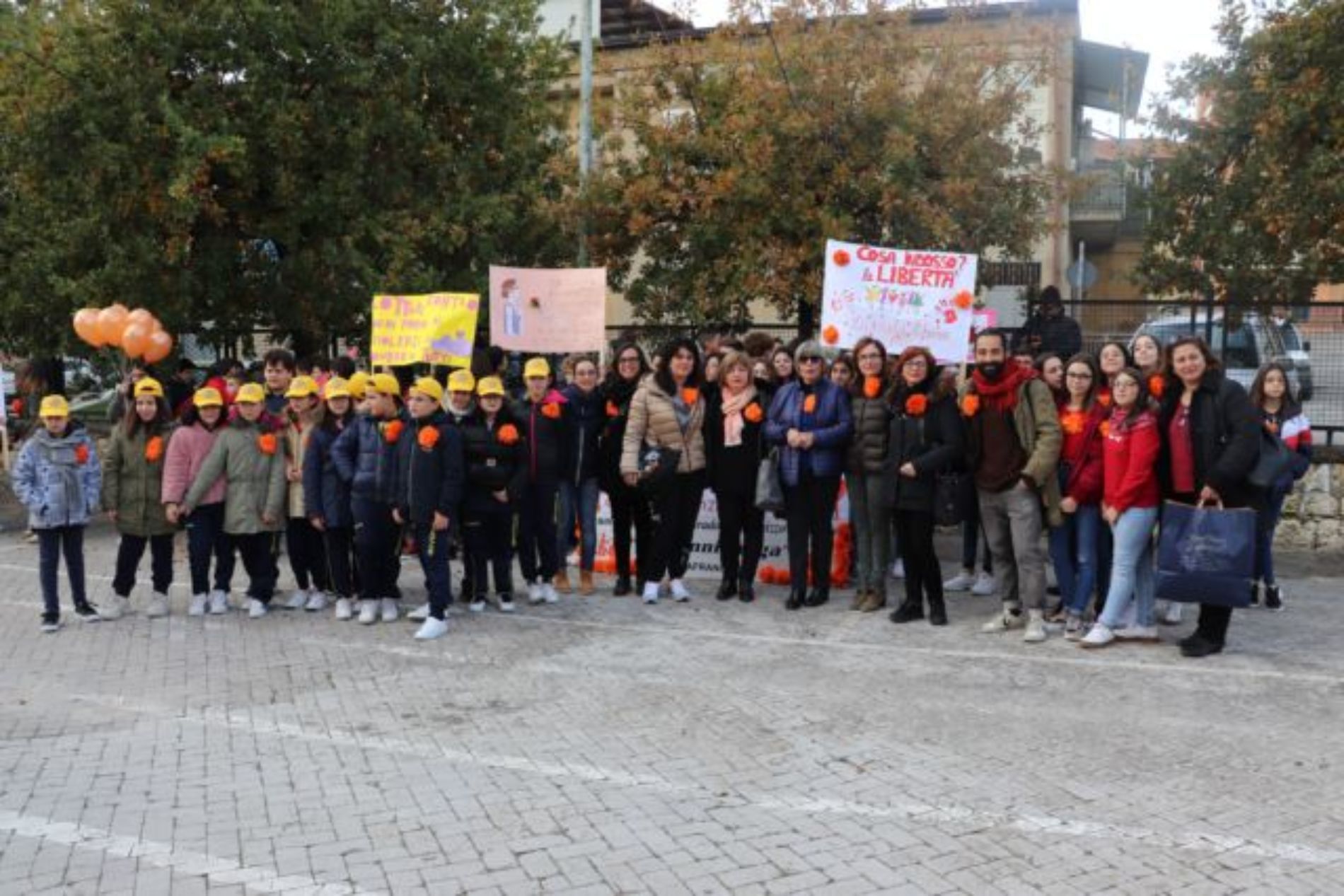 BARRAFRANCA.  Le scuole cittadine e numerose autorità per “Orange The Word. Un fiore arancione contro la violenza di genere”. 