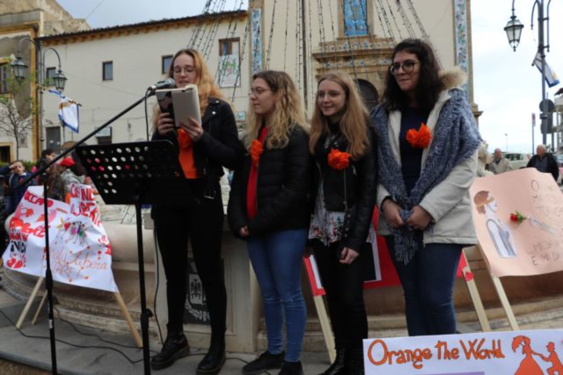 BARRAFRANCA.  Le scuole cittadine e numerose autorità per “Orange The Word. Un fiore arancione contro la violenza di genere”. 