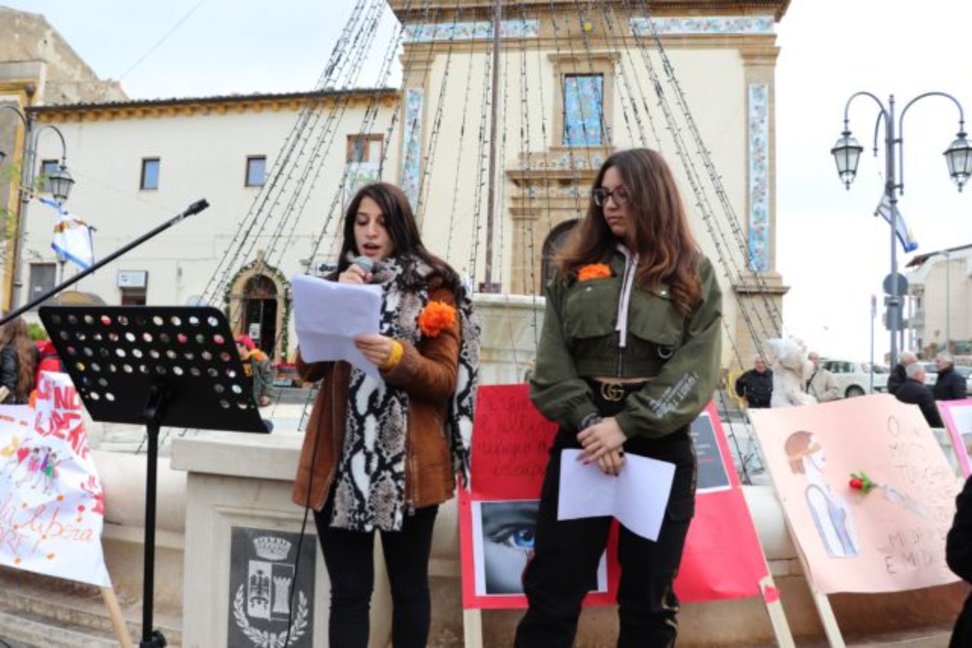 BARRAFRANCA.  Le scuole cittadine e numerose autorità per “Orange The Word. Un fiore arancione contro la violenza di genere”. 