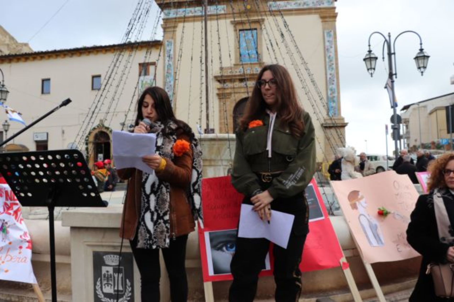 BARRAFRANCA.  Le scuole cittadine e numerose autorità per “Orange The Word. Un fiore arancione contro la violenza di genere”. 