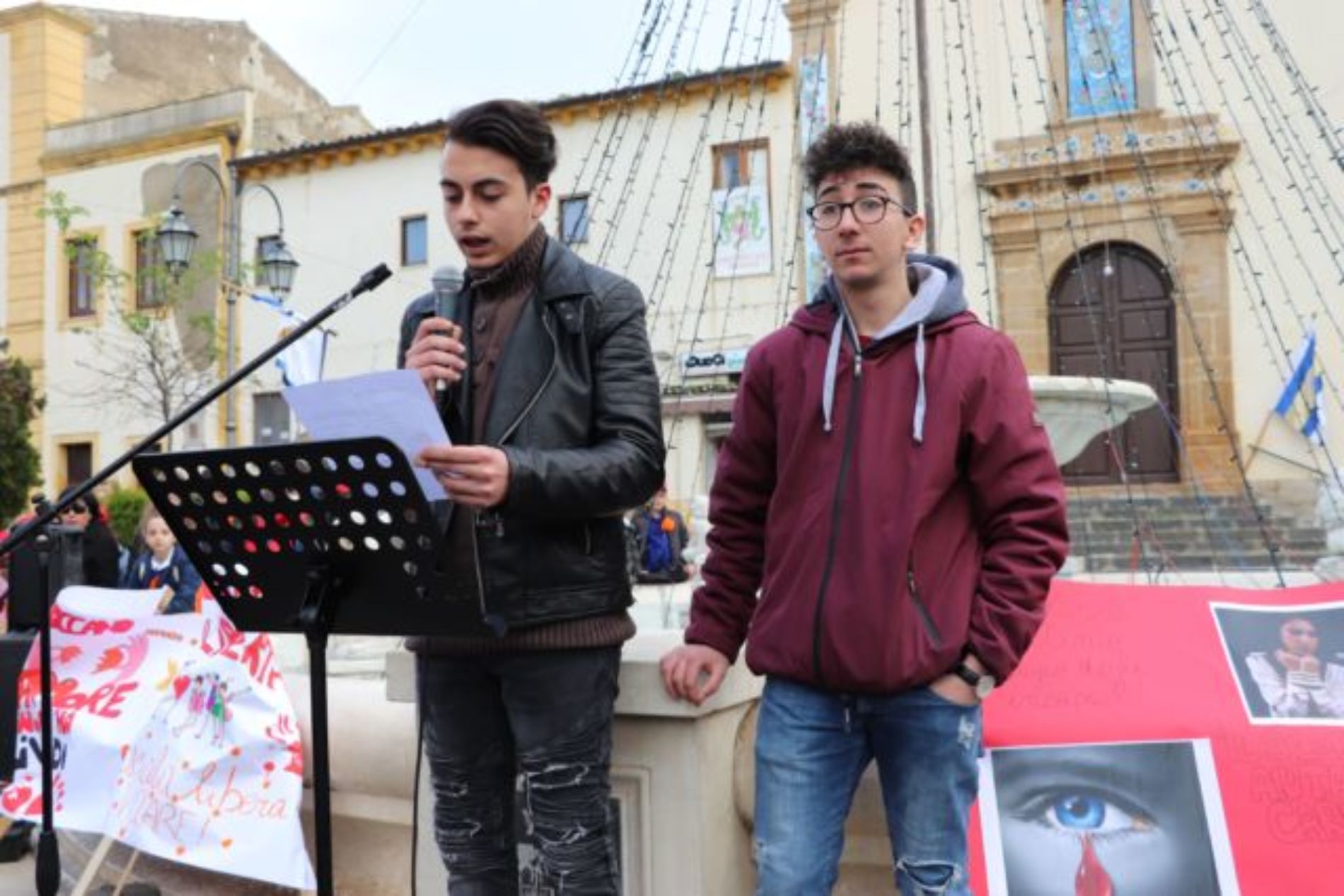 BARRAFRANCA.  Le scuole cittadine e numerose autorità per “Orange The Word. Un fiore arancione contro la violenza di genere”. 