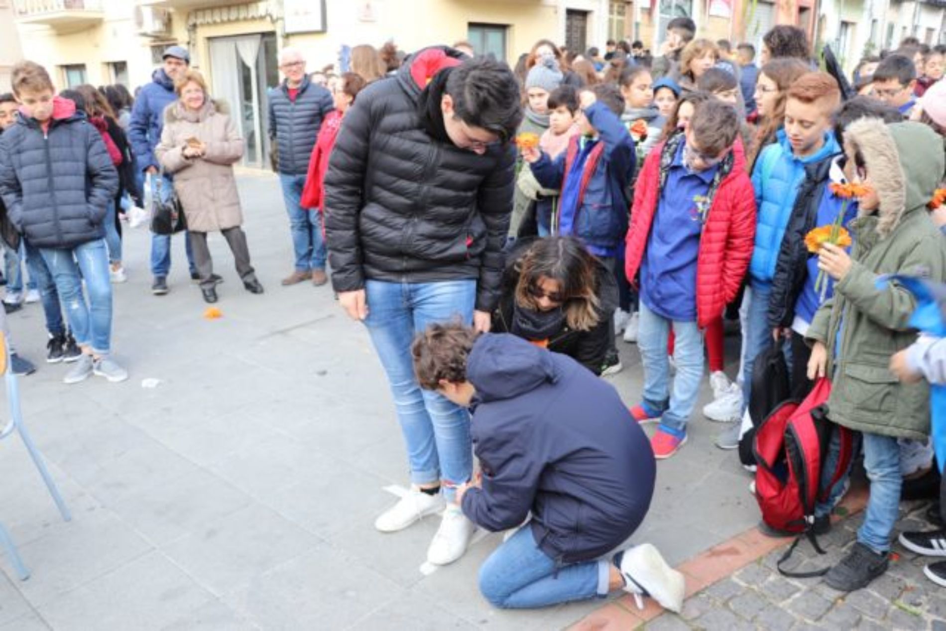 BARRAFRANCA.  Le scuole cittadine e numerose autorità per “Orange The Word. Un fiore arancione contro la violenza di genere”. 