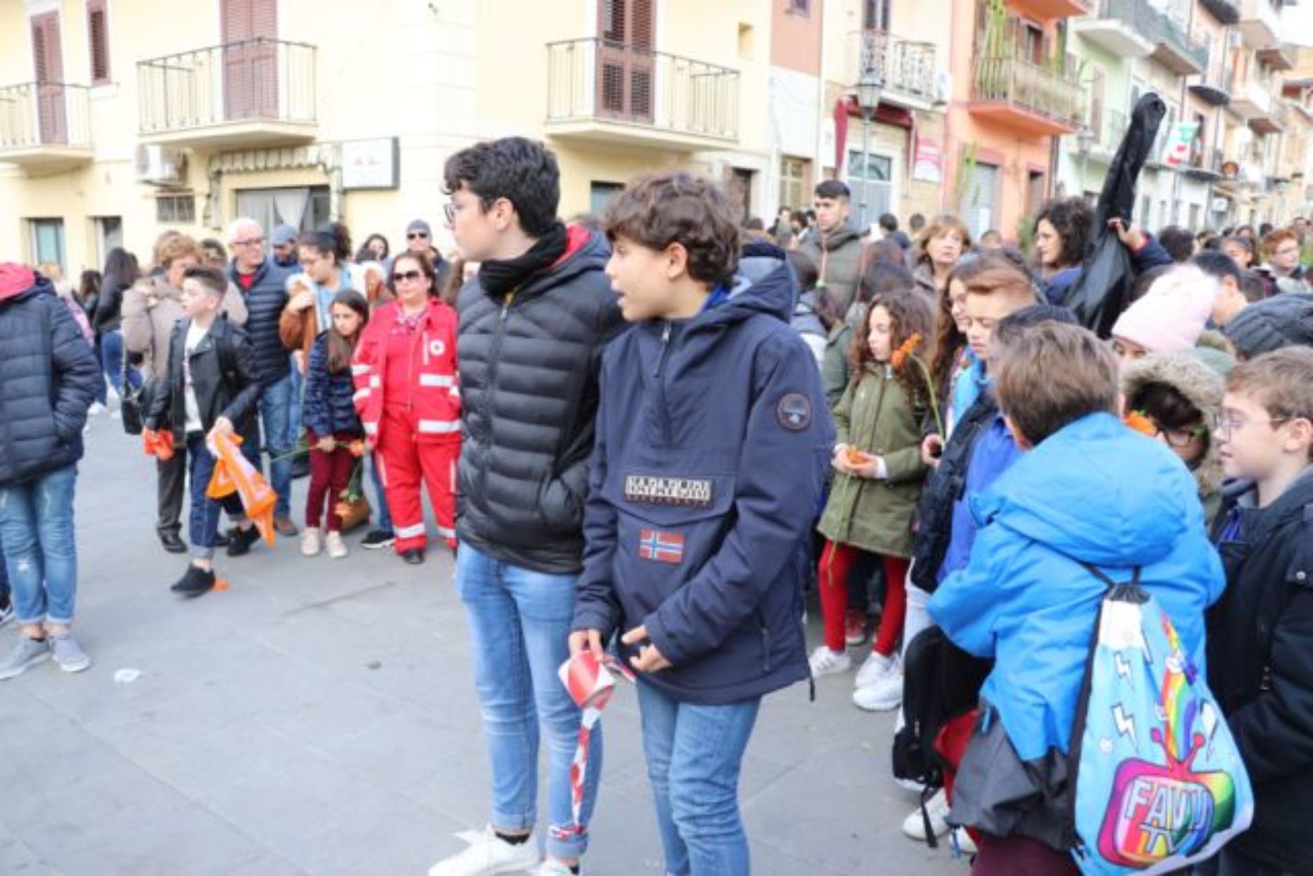 BARRAFRANCA.  Le scuole cittadine e numerose autorità per “Orange The Word. Un fiore arancione contro la violenza di genere”. 