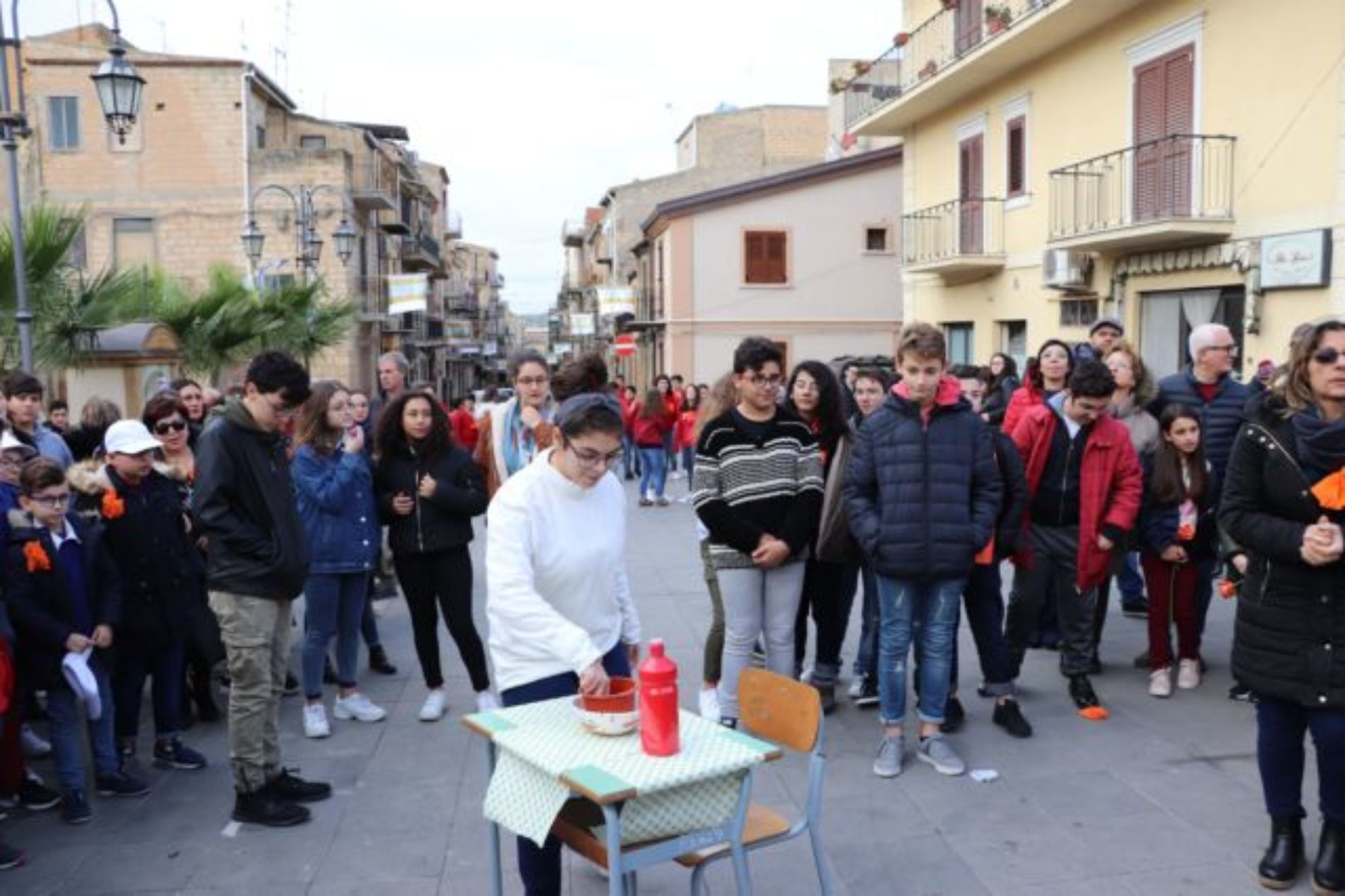 BARRAFRANCA.  Le scuole cittadine e numerose autorità per “Orange The Word. Un fiore arancione contro la violenza di genere”. 