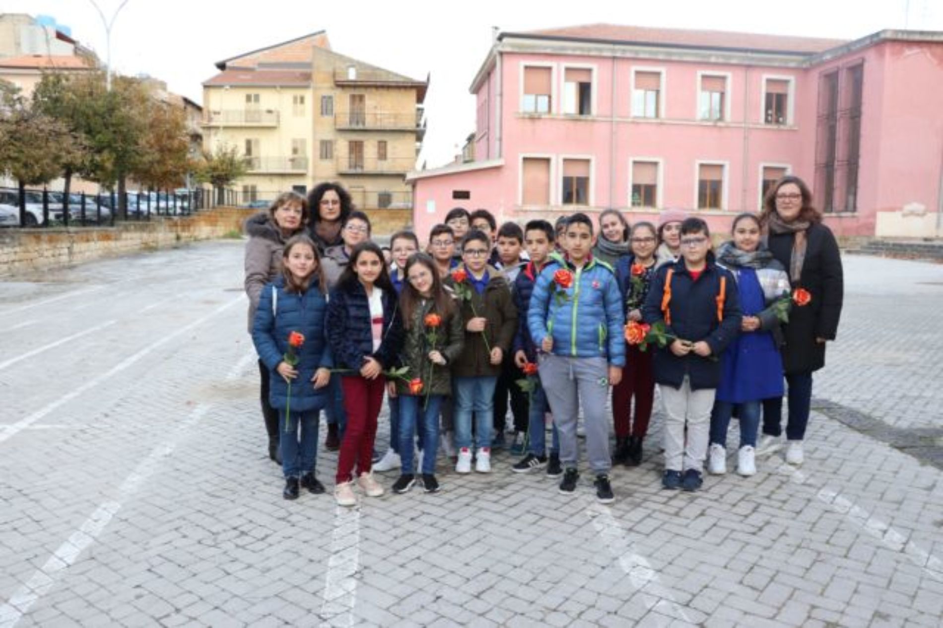 BARRAFRANCA.  Le scuole cittadine e numerose autorità per “Orange The Word. Un fiore arancione contro la violenza di genere”. 