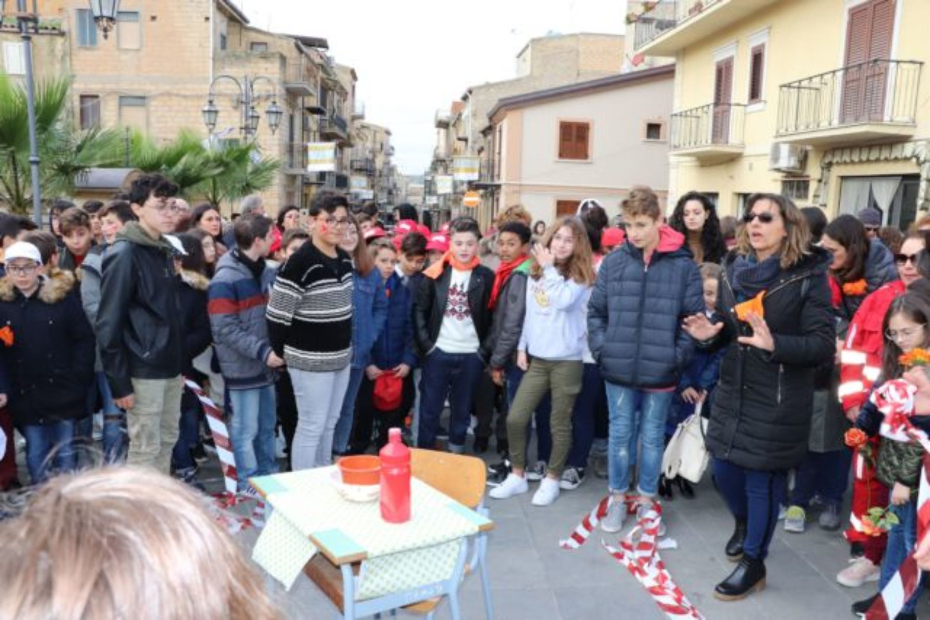 BARRAFRANCA.  Le scuole cittadine e numerose autorità per “Orange The Word. Un fiore arancione contro la violenza di genere”. 