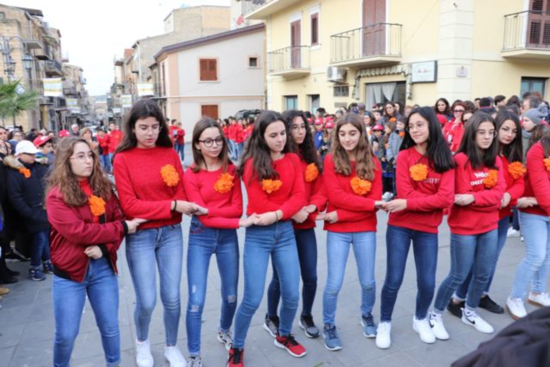 BARRAFRANCA.  Le scuole cittadine e numerose autorità per “Orange The Word. Un fiore arancione contro la violenza di genere”. 