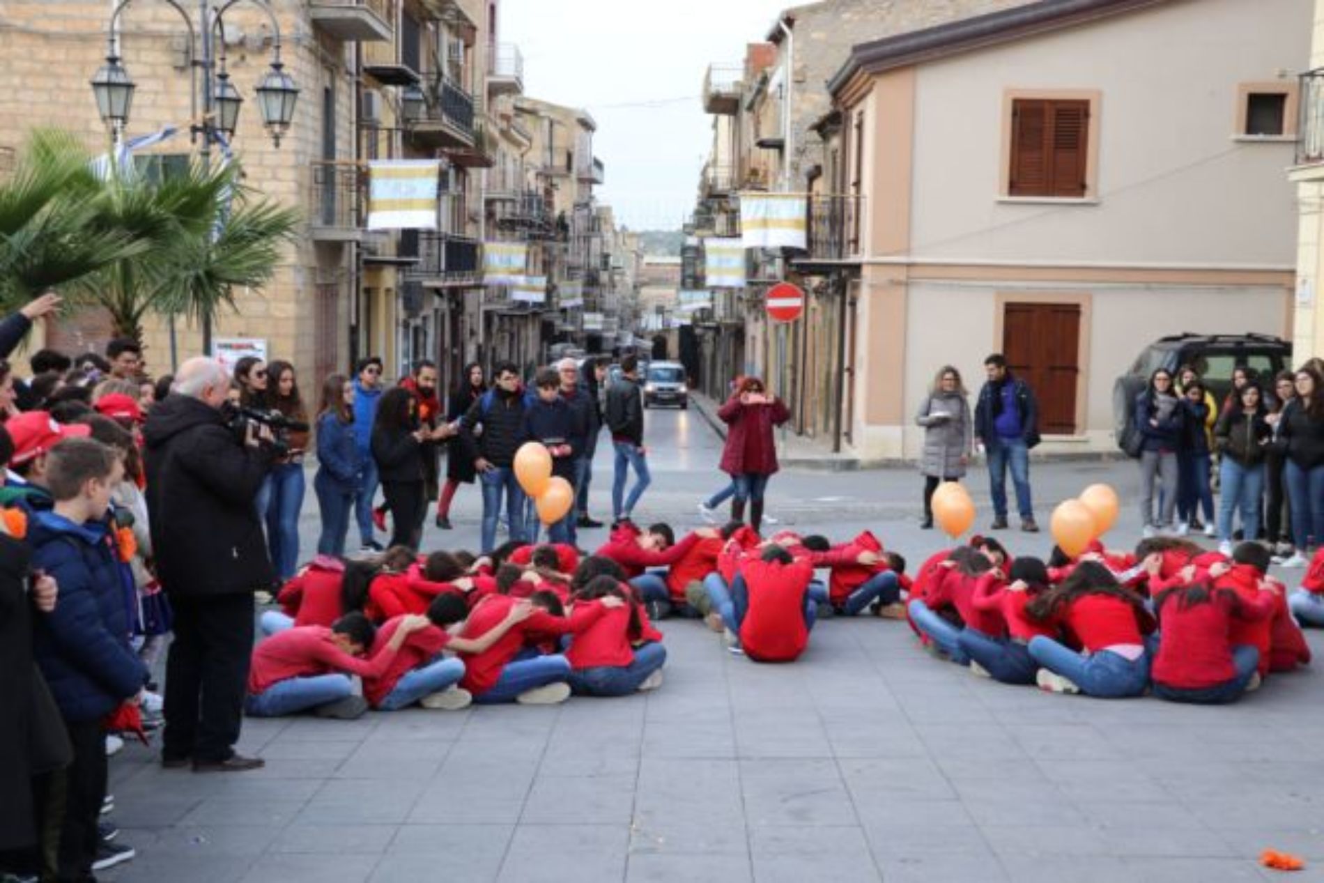BARRAFRANCA.  Le scuole cittadine e numerose autorità per “Orange The Word. Un fiore arancione contro la violenza di genere”. 