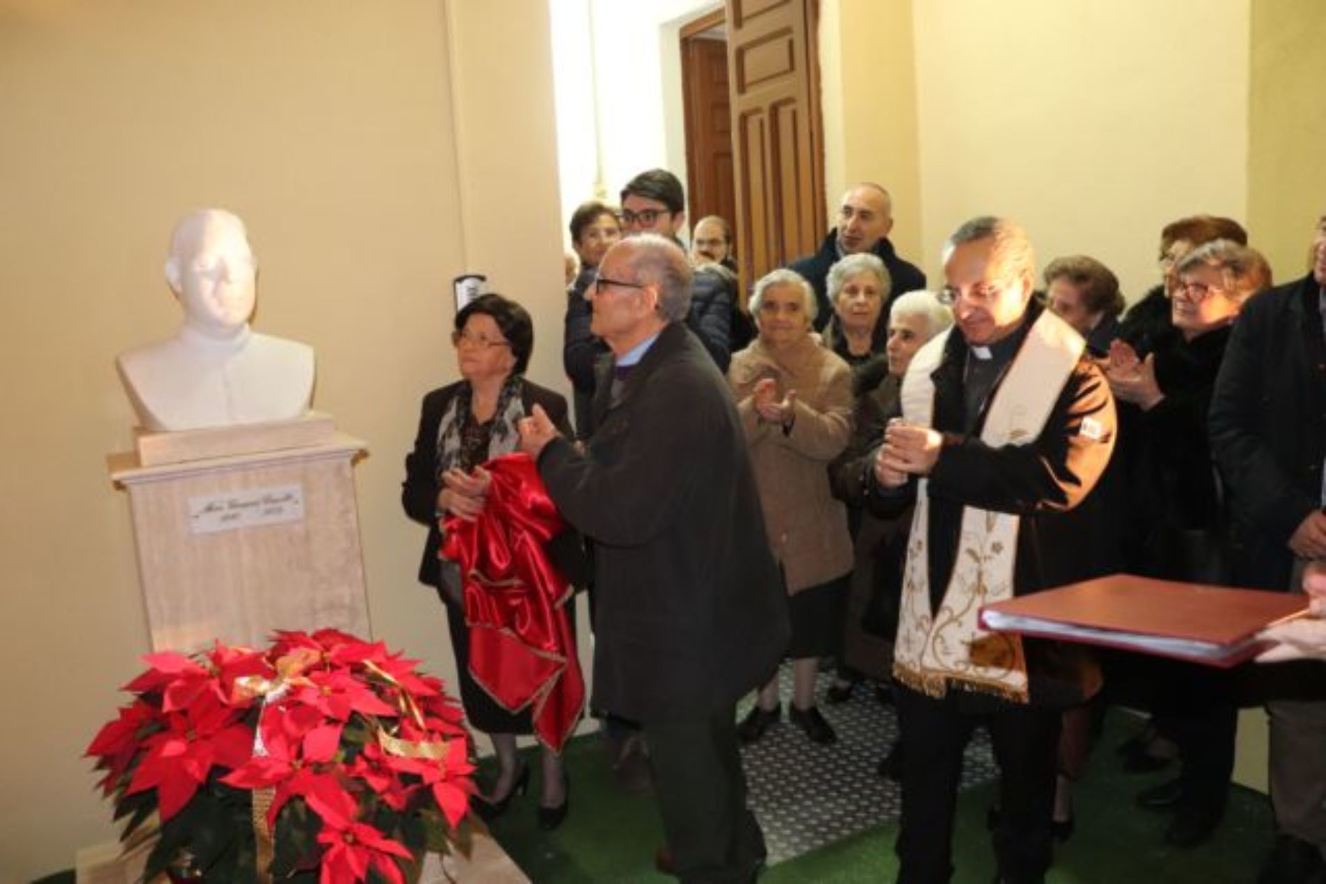 BARRAFRANCA. Un busto di Monsignor Giovanni Cravotta benedetto dal vescovo monsignor Rosario Gisana.