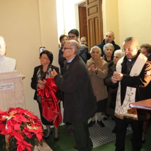 BARRAFRANCA. Un busto di Monsignor Giovanni Cravotta benedetto dal vescovo monsignor Rosario Gisana.