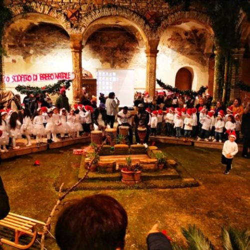 PIETRAPERZIA. Alunni infanzia “Verga” nel recital “Lo sciopero di Babbo Natale”.