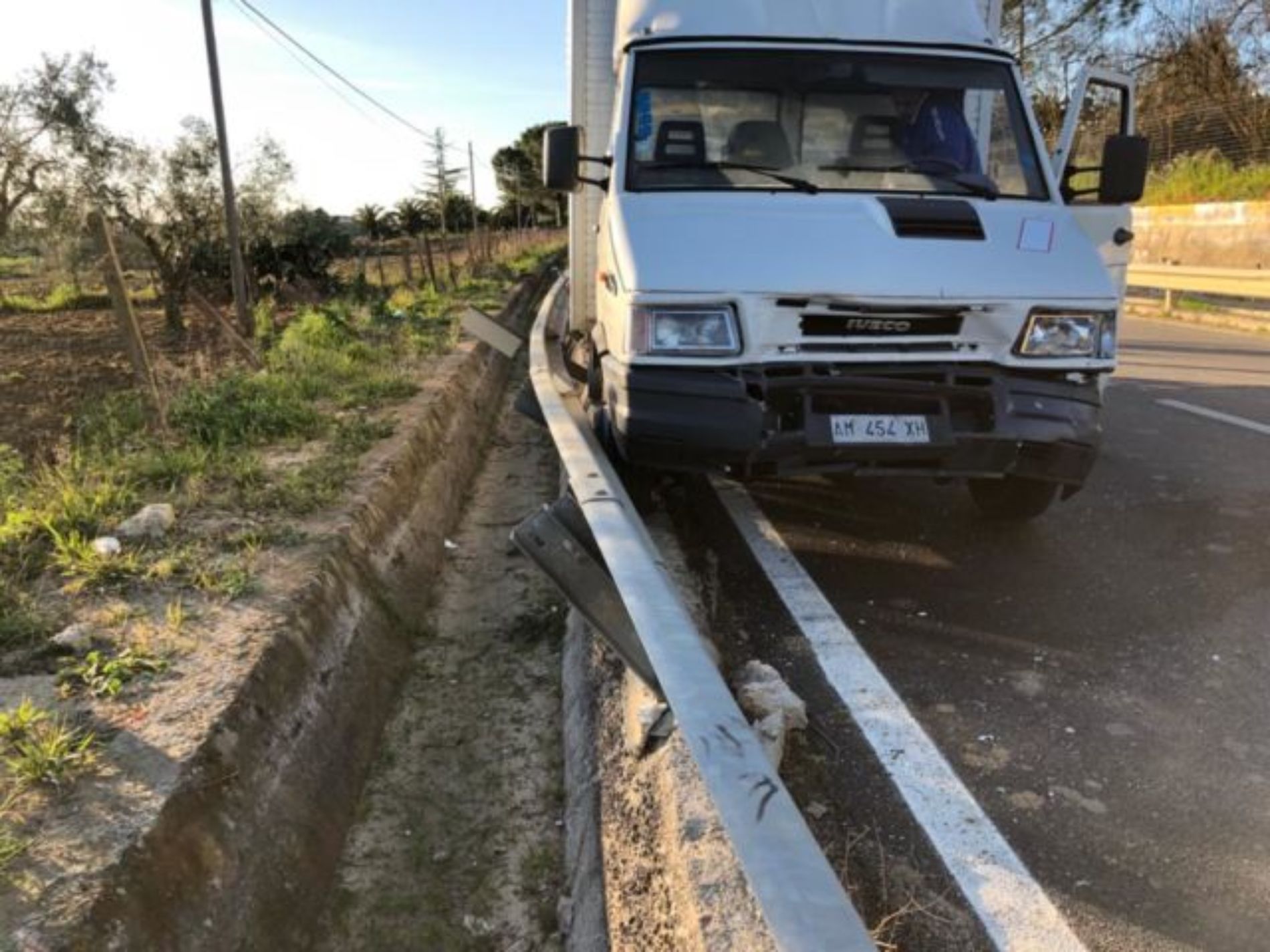 PIETRAPERZIA.  Incidente stradale sulla statale 191 Pietraperzia Barrafranca. Danni solo agli automezzi. 