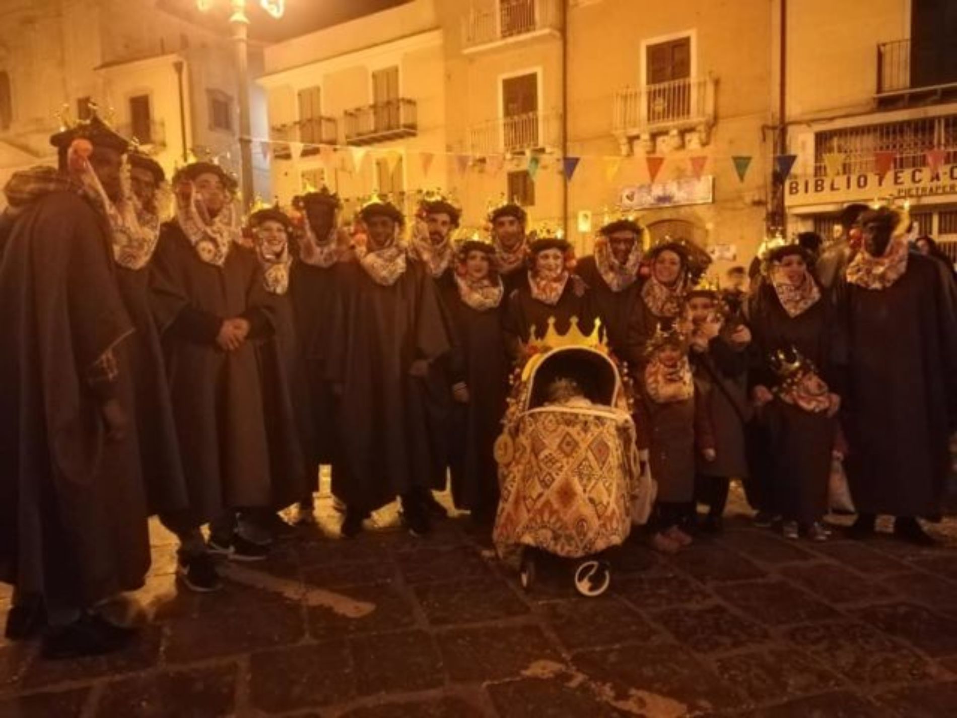 PIETRAPERZIA. Carnevale Pietrino 2020. vincitori i ragazzi del gruppo in maschera “Gli Allegri Pianisti”.