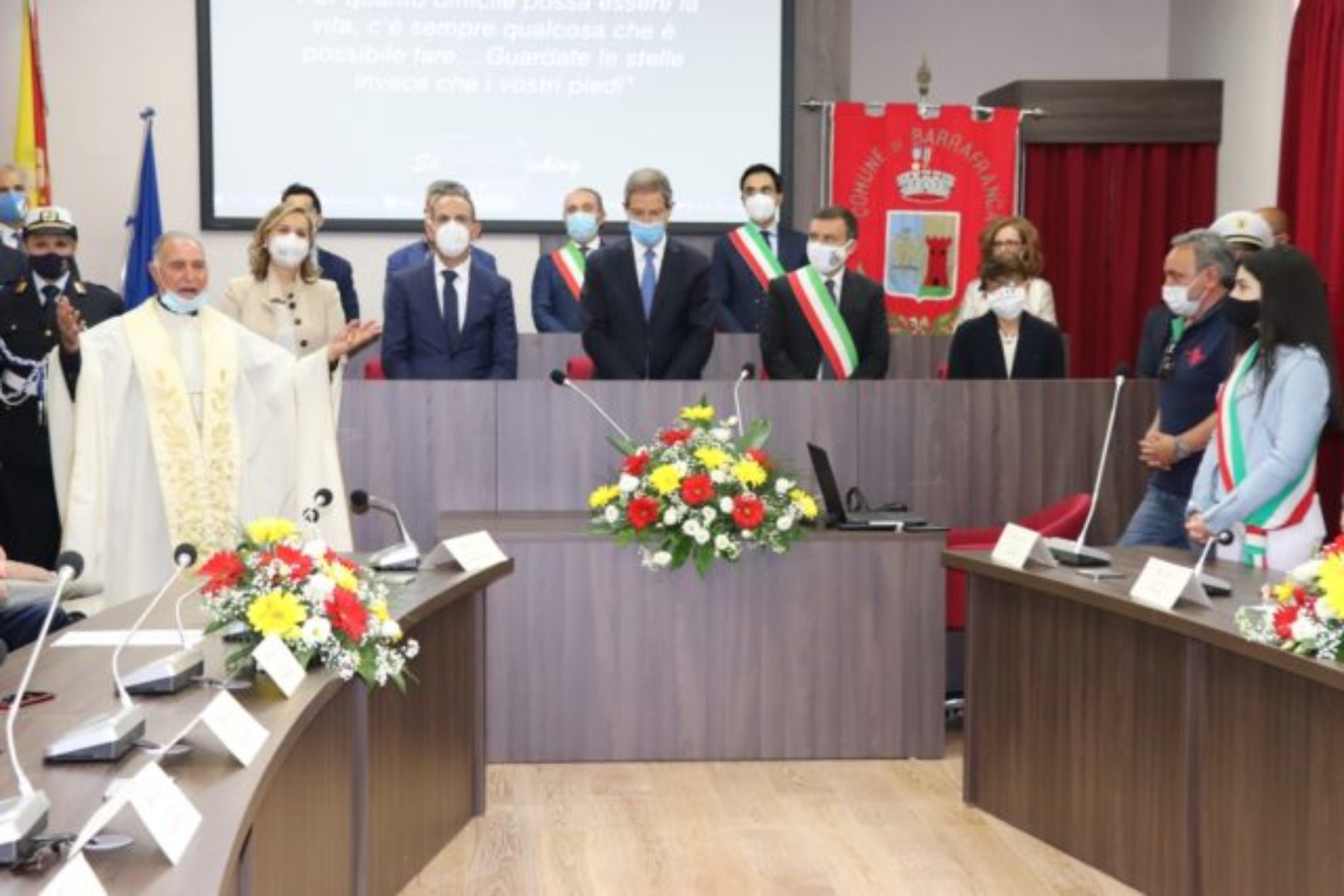 BARRAFRANCA. Inaugurata, presente l’onorevole Nello Musumeci, presidente della Regione, la nuova aula consiliare.