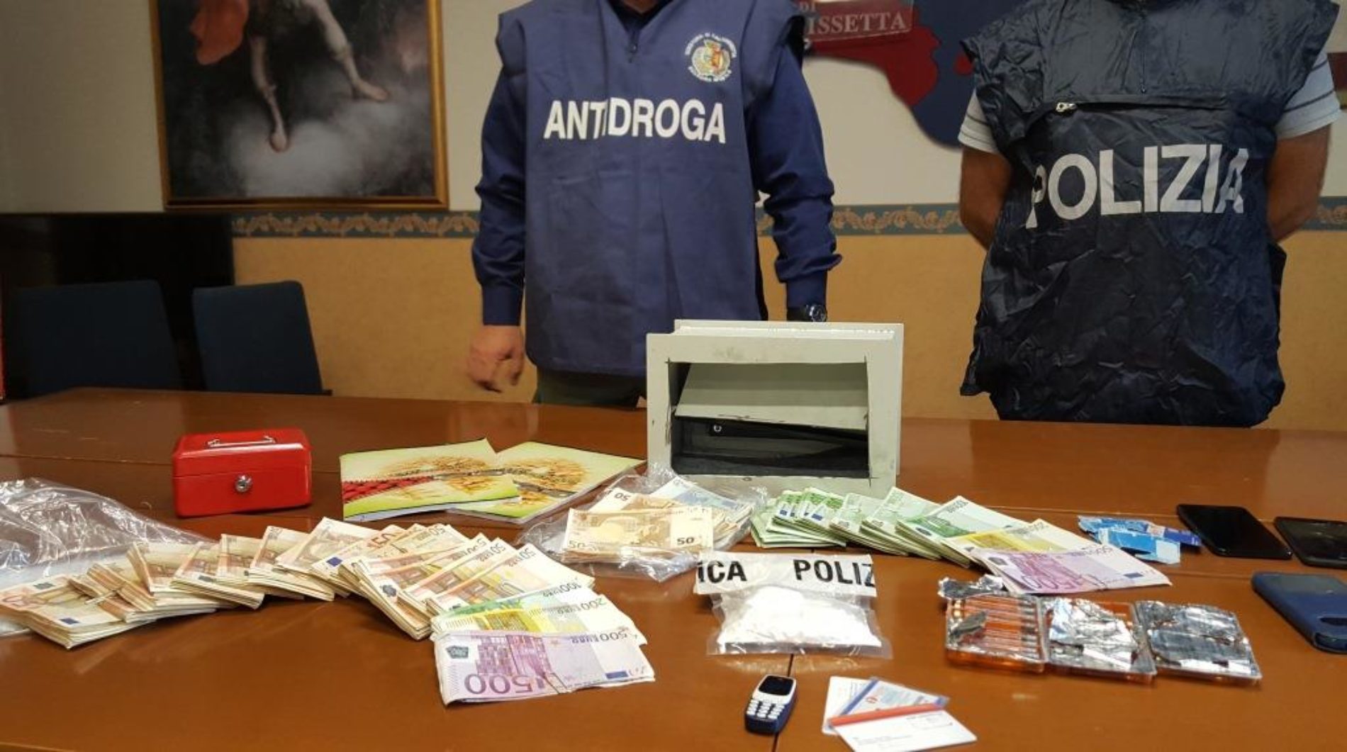 Caltanissetta, operazione antidroga della Polizia di Stato, sequestrati 83 grammi di cocaina e 94mila euro in contanti, due arresti. Lo spaccio della sostanza tagliata avrebbe fruttato 40mila euro