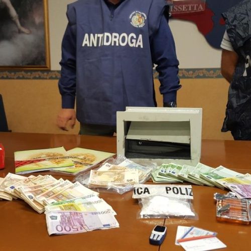 Caltanissetta, operazione antidroga della Polizia di Stato, sequestrati 83 grammi di cocaina e 94mila euro in contanti, due arresti. Lo spaccio della sostanza tagliata avrebbe fruttato 40mila euro