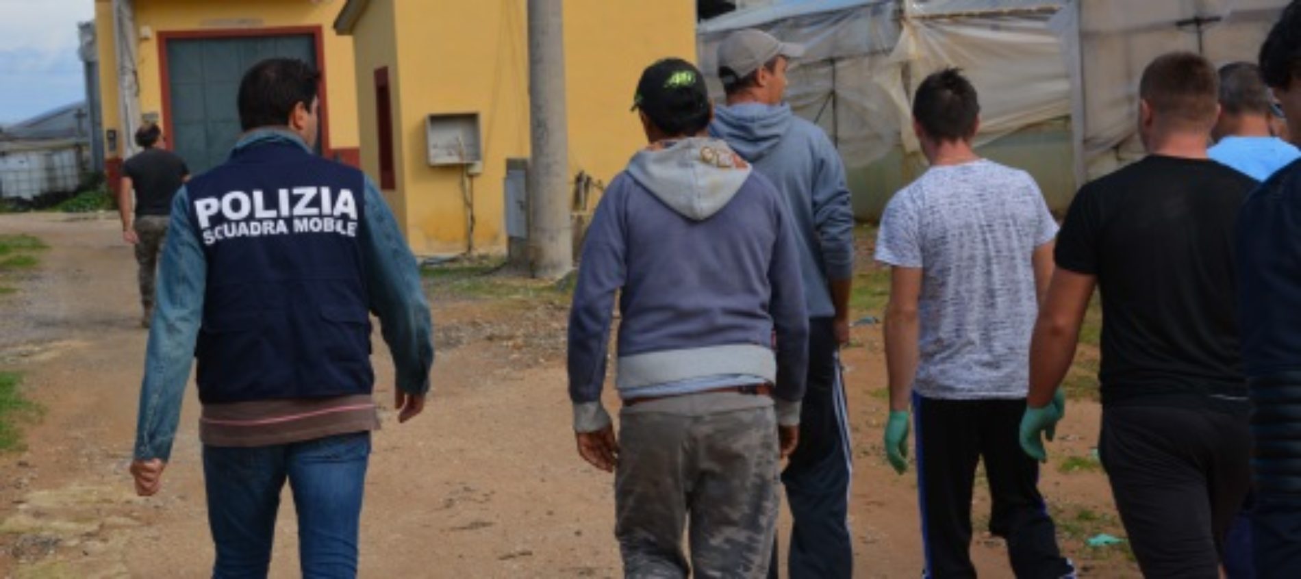 Enna. Impiegava cinque stranieri, “lavoravano in nero” deferito alla magistratura imprenditore agricolo  e un intermediario per reclutamento illegale dei lavoratori.