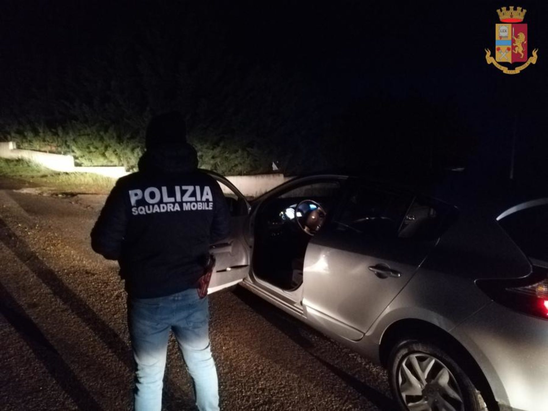 La Polizia di Stato di Enna arresta sacerdote indagato per i reati di violenza sessuale e atti sessuali con minorenni,aggravati dall’aver approfittato delle presunte vittime a lui affidate per ragioni di istruzione ed educazione alla religione cattolica.