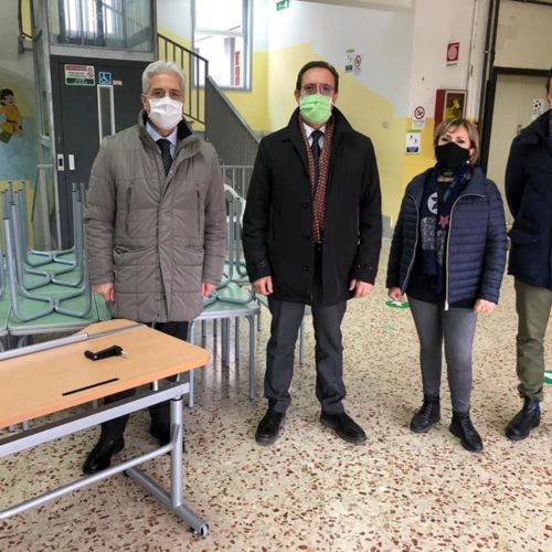 PIETRAPERZIA. Consegnati banchi nuovi alle scuole di Pietraperzia.
