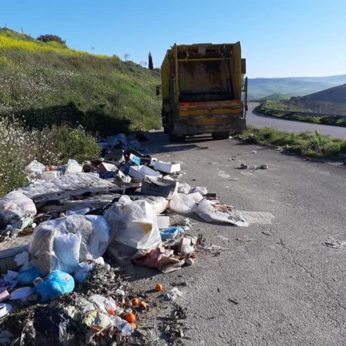 PIETRAPERZIA. Ripulita la prima piazzola di sosta della Strada Statale 560 Pietraperzia Capodarso.