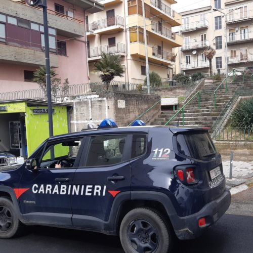 Leonforte.I Carabinieri della Stazione intervengono in pieno centro cittadino per fermare sei adolescenti trovati in possesso di un spinello e di bottiglie di liquori.