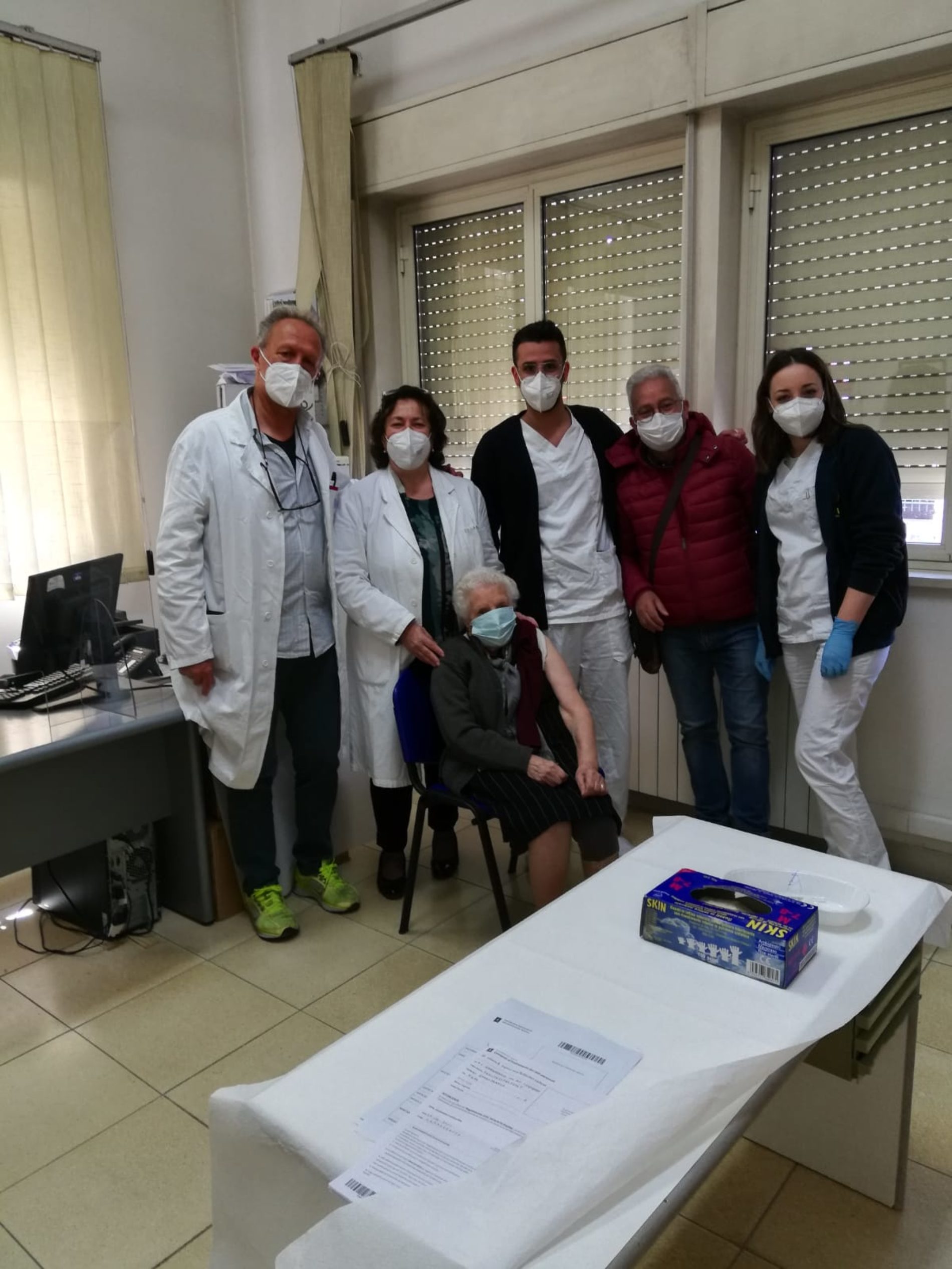 ASP Enna. Vaccinazione di prossimità a Barrafranca. Una signora di 100 anni la prima a essere vaccinata