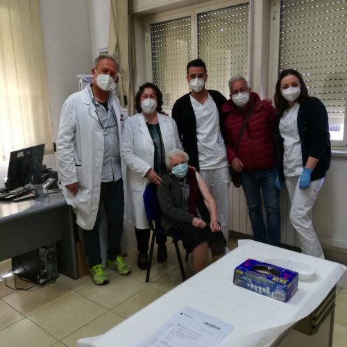 ASP Enna. Vaccinazione di prossimità a Barrafranca. Una signora di 100 anni la prima a essere vaccinata