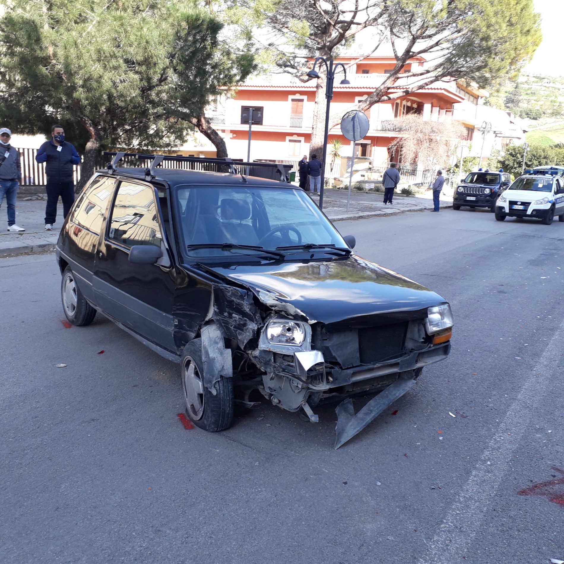 PIETRAPERZIA. Anziano perde il controllo della sua automobile e si schianta contro un’altra macchina in sosta.