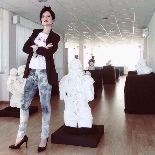 BARRAFRANCA. La scultrice italo tedesca Linda Edelhoff incanta gli amanti dell’arte con le sue opere.
