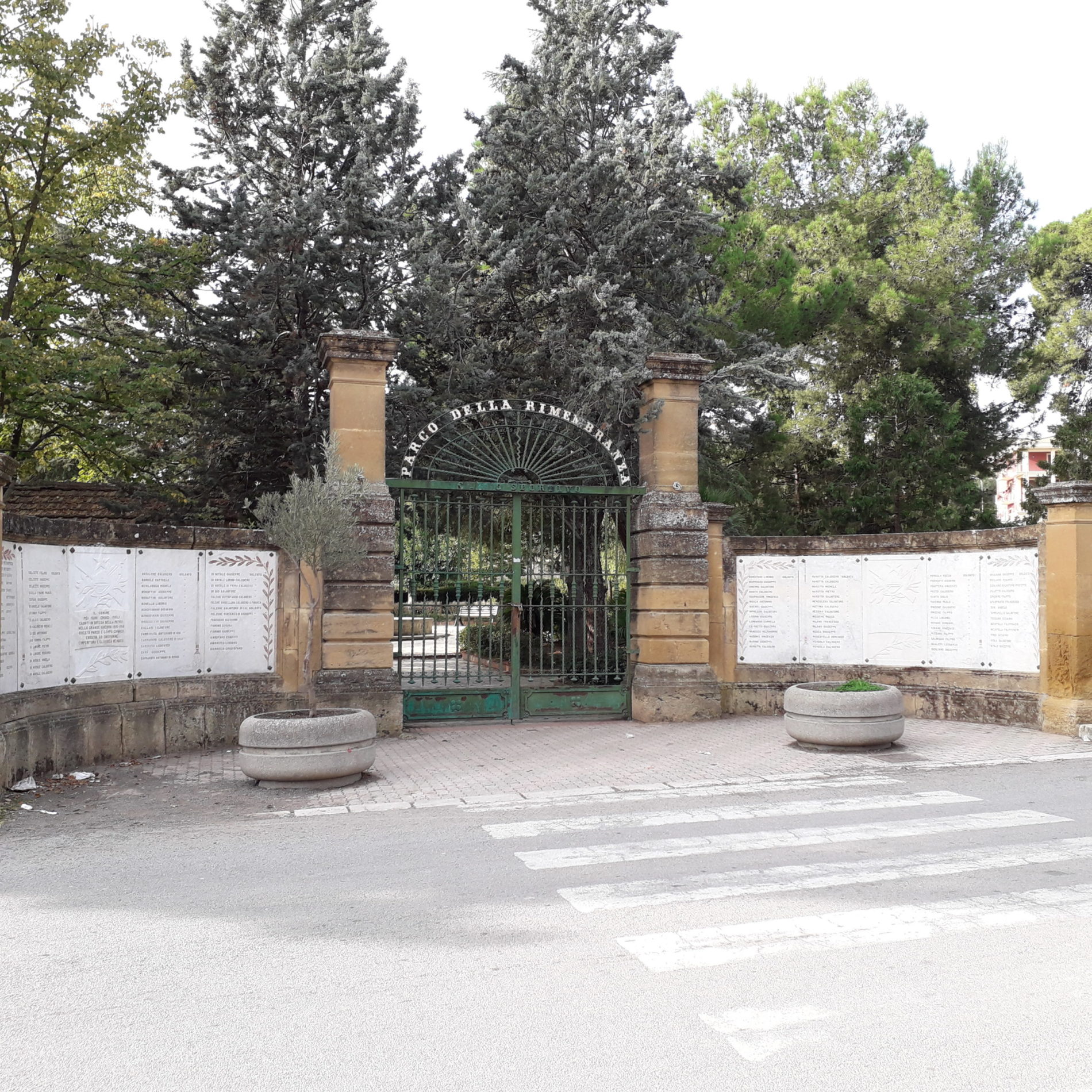 PIETRAPERZIA. Consegnati da parte del Comune all’impresa La Mattina di Pietraperzia i lavori di manutenzione e ristrutturazione della villa comunale “Parco della Rimembranza” di viale Marconi.