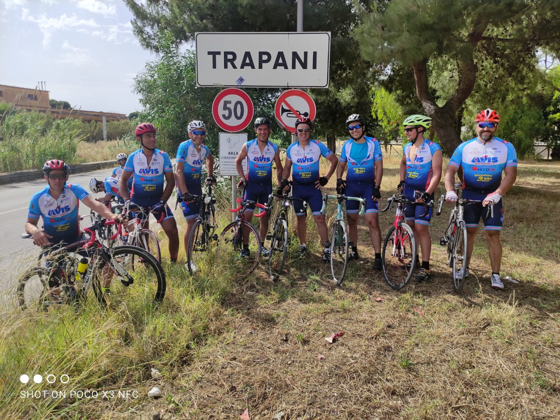BARRAFRANCA – PIETRAPERZIA. 266 chilometri, da Barrafranca e Pietraperzia, fino a Trapani con le loro biciclette.