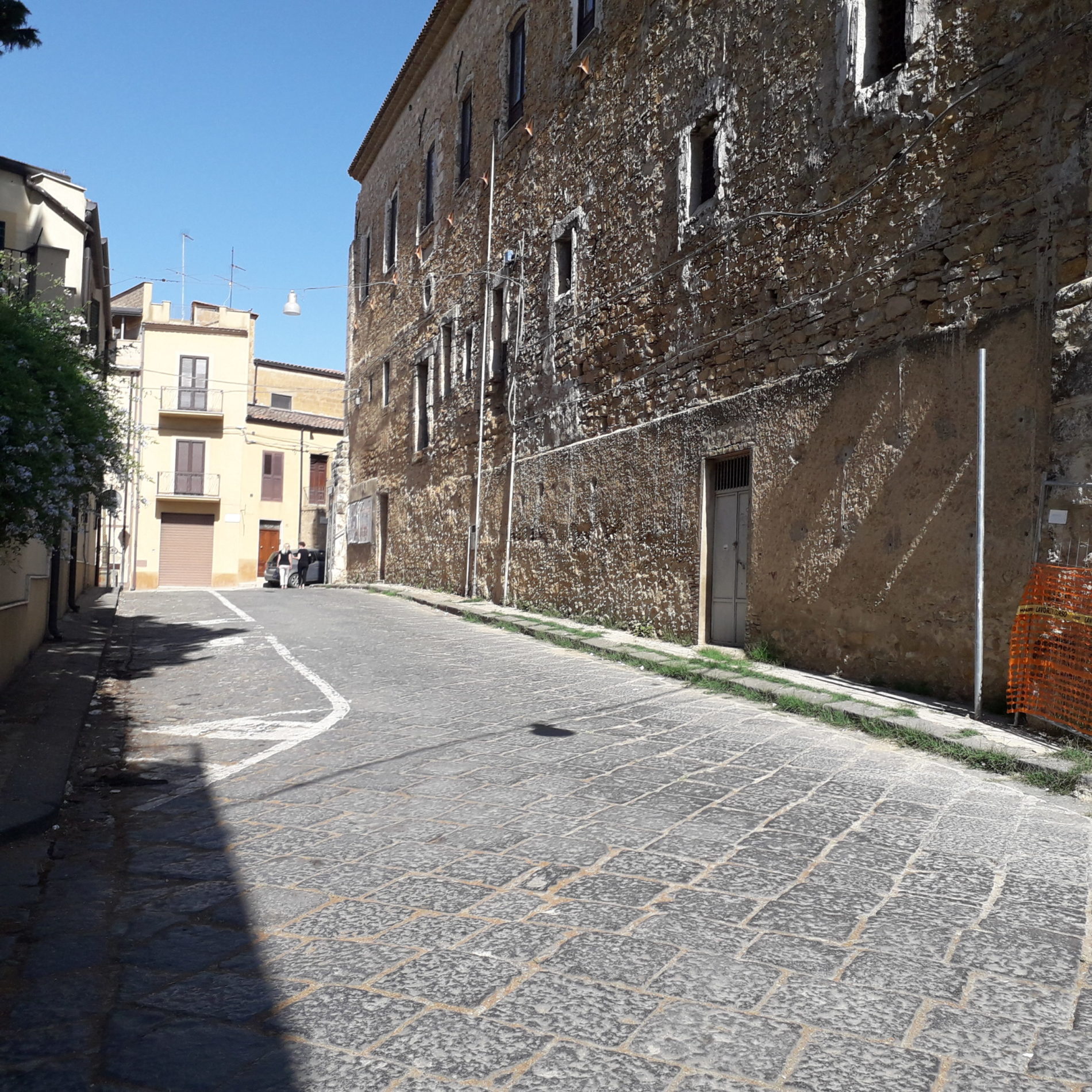 PIETRAPERZIA. Via Tripoli torna a doppio senso di circolazione. Nell’arteria istituito il divieto di sosta.