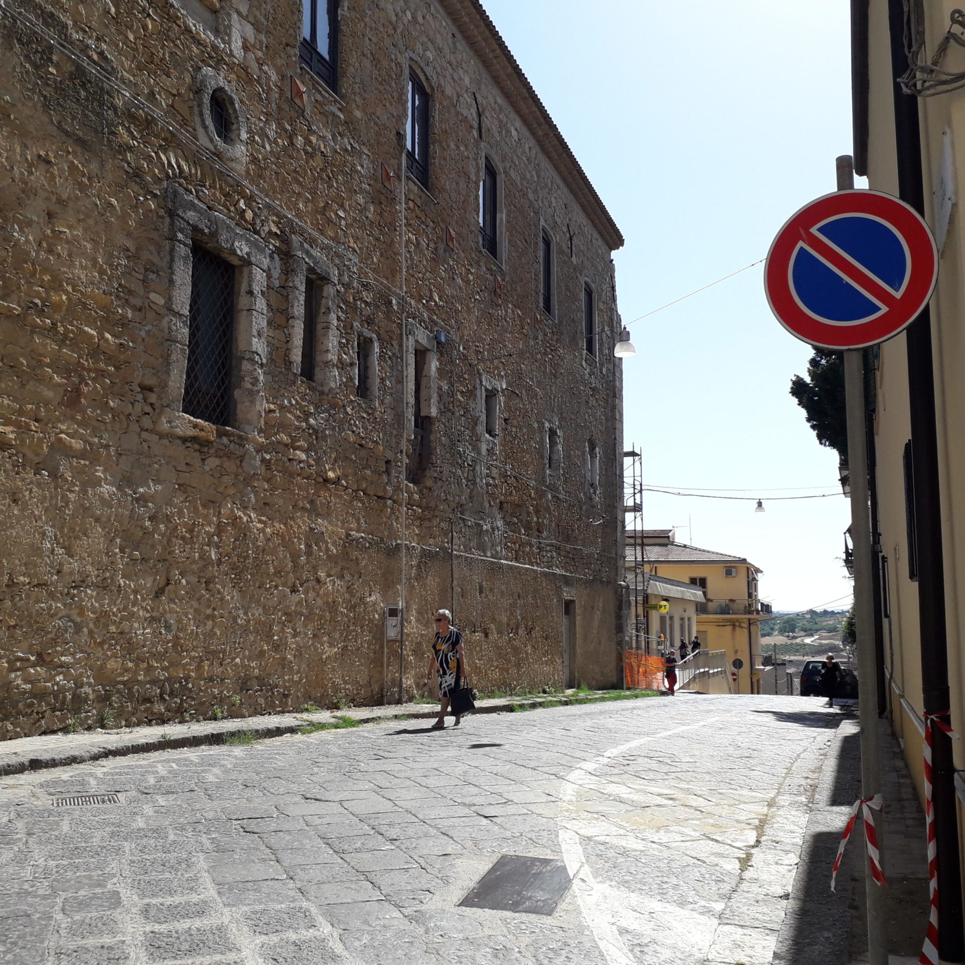 PIETRAPERZIA. Via Tripoli torna a doppio senso di circolazione. Nell’arteria istituito il divieto di sosta.