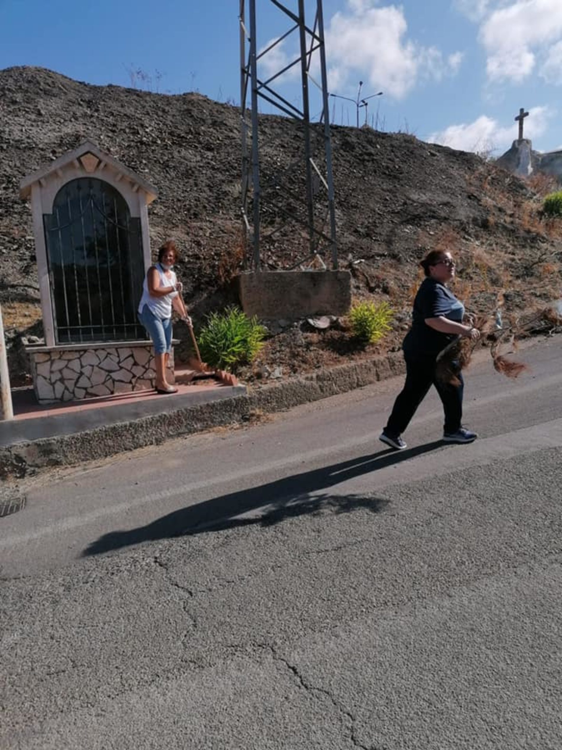 PIETRAPERZIA. Volontari delle confraternite puliscono la salita San Francesco.