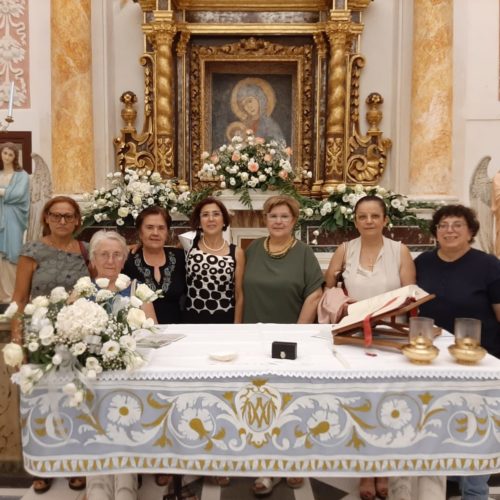 PIETRAPERZIA. Artistica tovaglia per altare dipinta a mano donata dall’autrice al Santuario “Madonna della Cava”.
