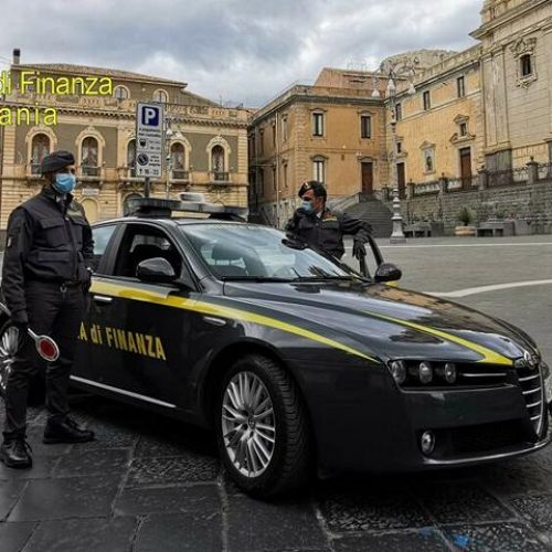GDF CATANIA.  Sequestrati dai finanzieri etnei 11 mila articoli alimentari con etichettatura non conforme. Sanzionato l’amministratore dell’attività commerciale.