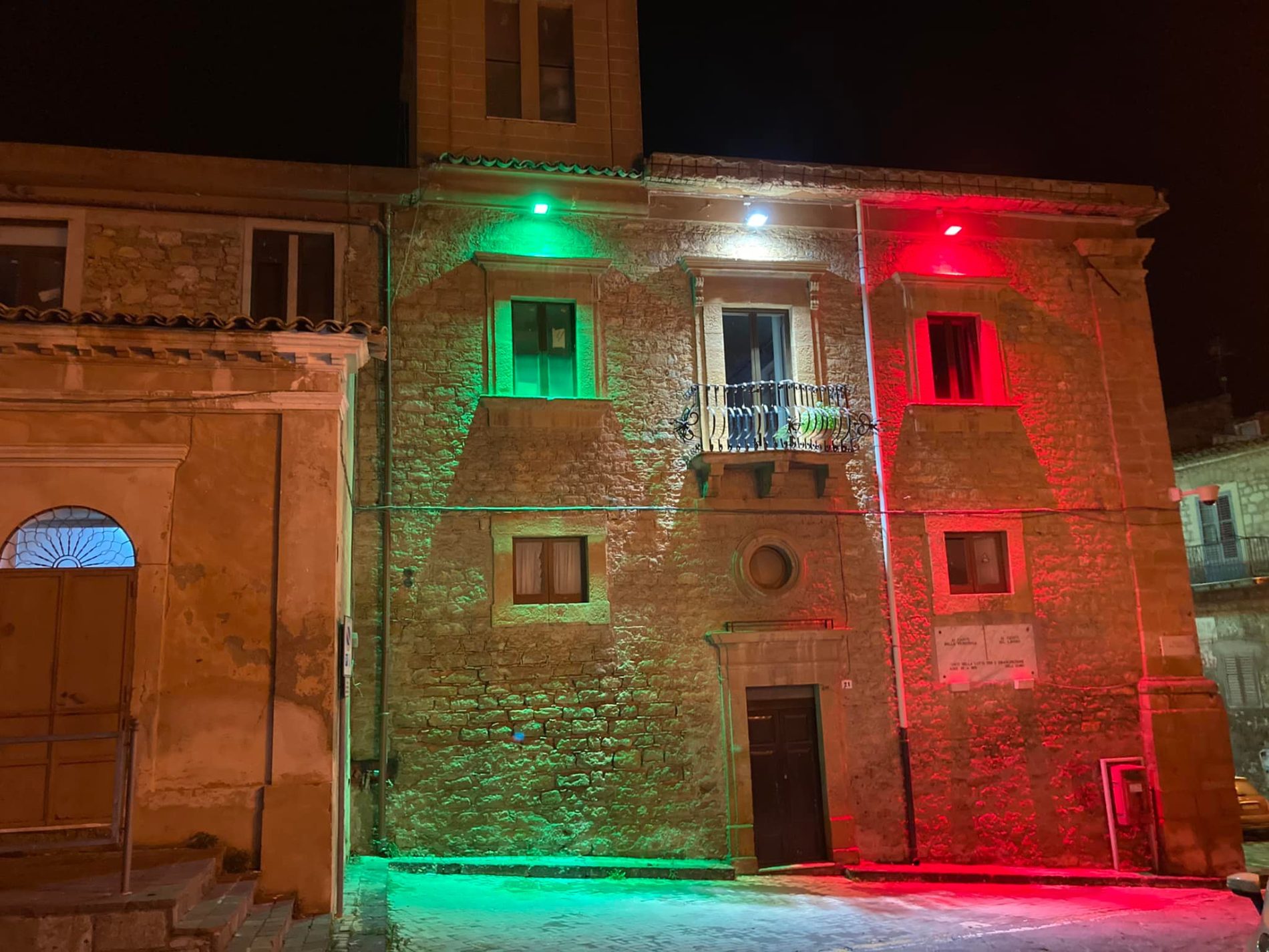 PIETRAPERZIA. Completata l’illuminazione del Palazzo Comunale, il tricolore anche in Piazza Matteotti