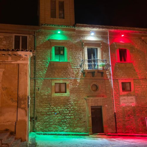 PIETRAPERZIA. Completata l’illuminazione del Palazzo Comunale, il tricolore anche in Piazza Matteotti