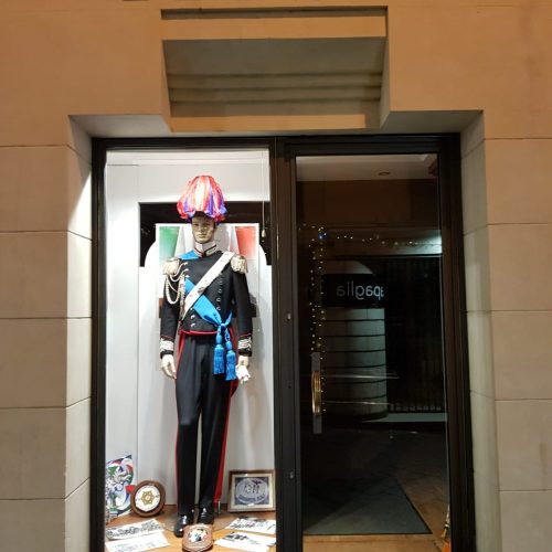 ENNA. Festa Delle Forze Armate – Le divise dei carabinieri nelle vetrine dei negozi.