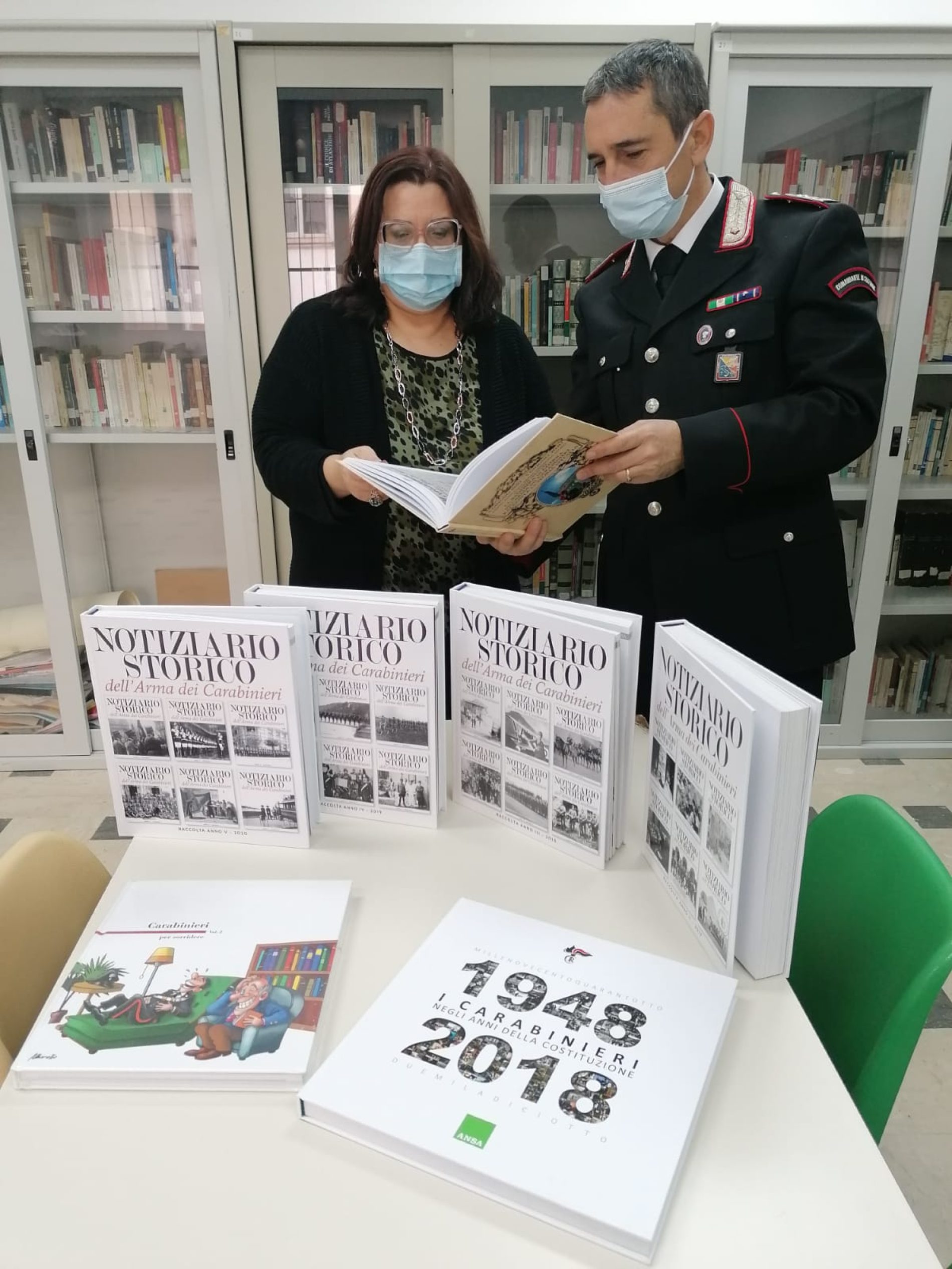 I Carabinieri donano dei libri sull’Arma alle scuole di Barrafranca e Pietraperzia.