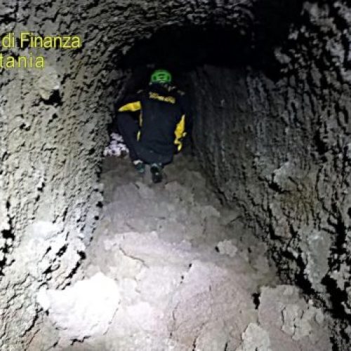GDF CATANIA: Rinvenuti resti umani in una grotta alle pendici dell’Etna. Il SAGF di Nicolosi scopre un varco di difficile accesso in una grotta lavica che custodiva dei resti umani da circa 40 anni.