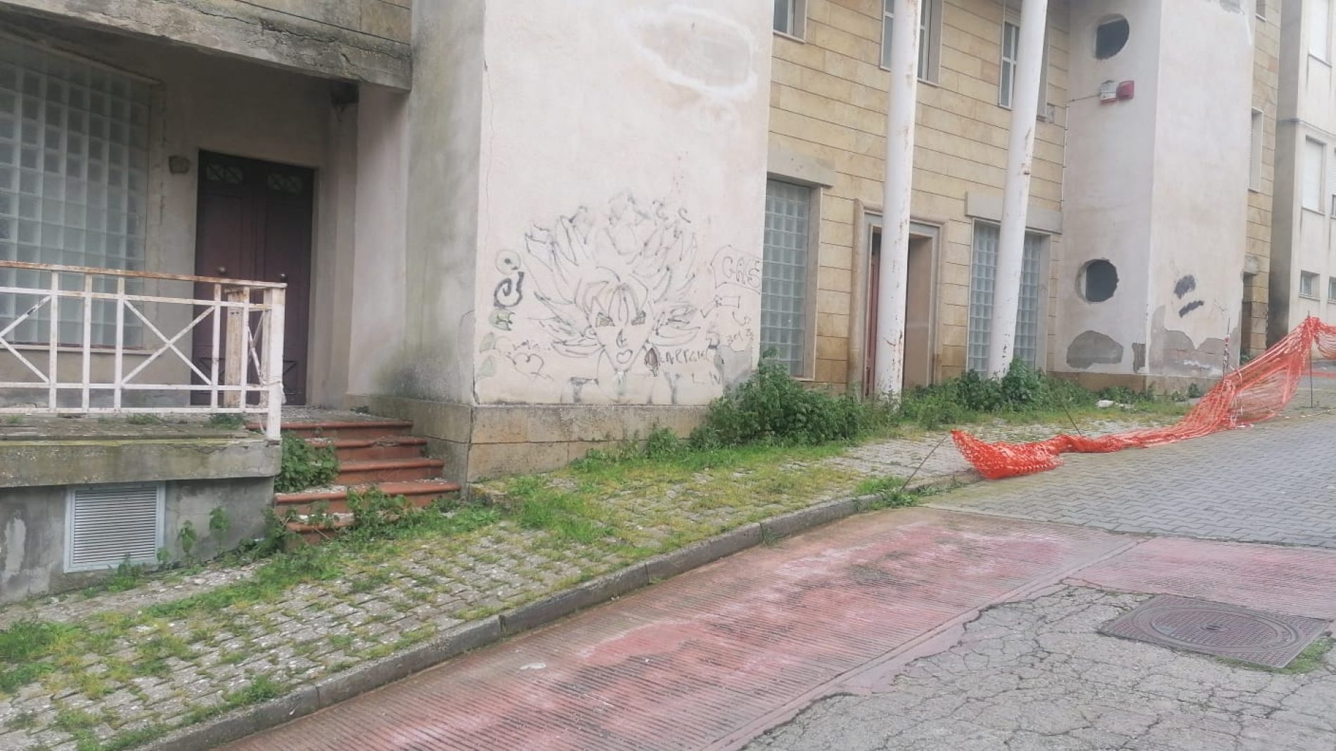 PIETRAPERZIA. Stato di abbandono nella zona del poliambulatorio di via Carmine. Gianfilippo Bongiovanni scrive al sindaco Salvuccio Messina.